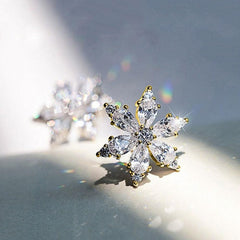 White Gold Plated Teardrop-shaped Cubic Zirconia Inlaid Chic Snowflake Design Stud Earrings for Women Wedding Bridal Daily Evening Parties Wear Lightweight Jewelry Earring Gift for Her