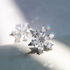 White Gold Plated Teardrop-shaped Cubic Zirconia Inlaid Chic Snowflake Design Stud Earrings for Women Wedding Bridal Daily Evening Parties Wear Lightweight Jewelry Earring Gift for Her